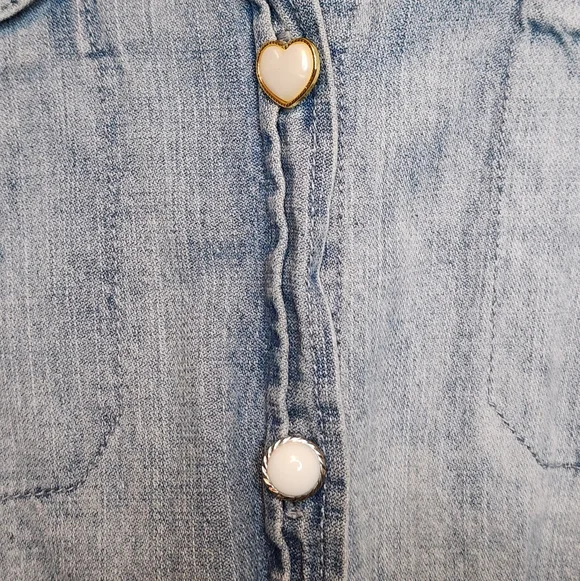 ​Democracy Denim Shirt Raw Hem Heart Pearl Buttons Light Wash Size M - Picture 5 of 9